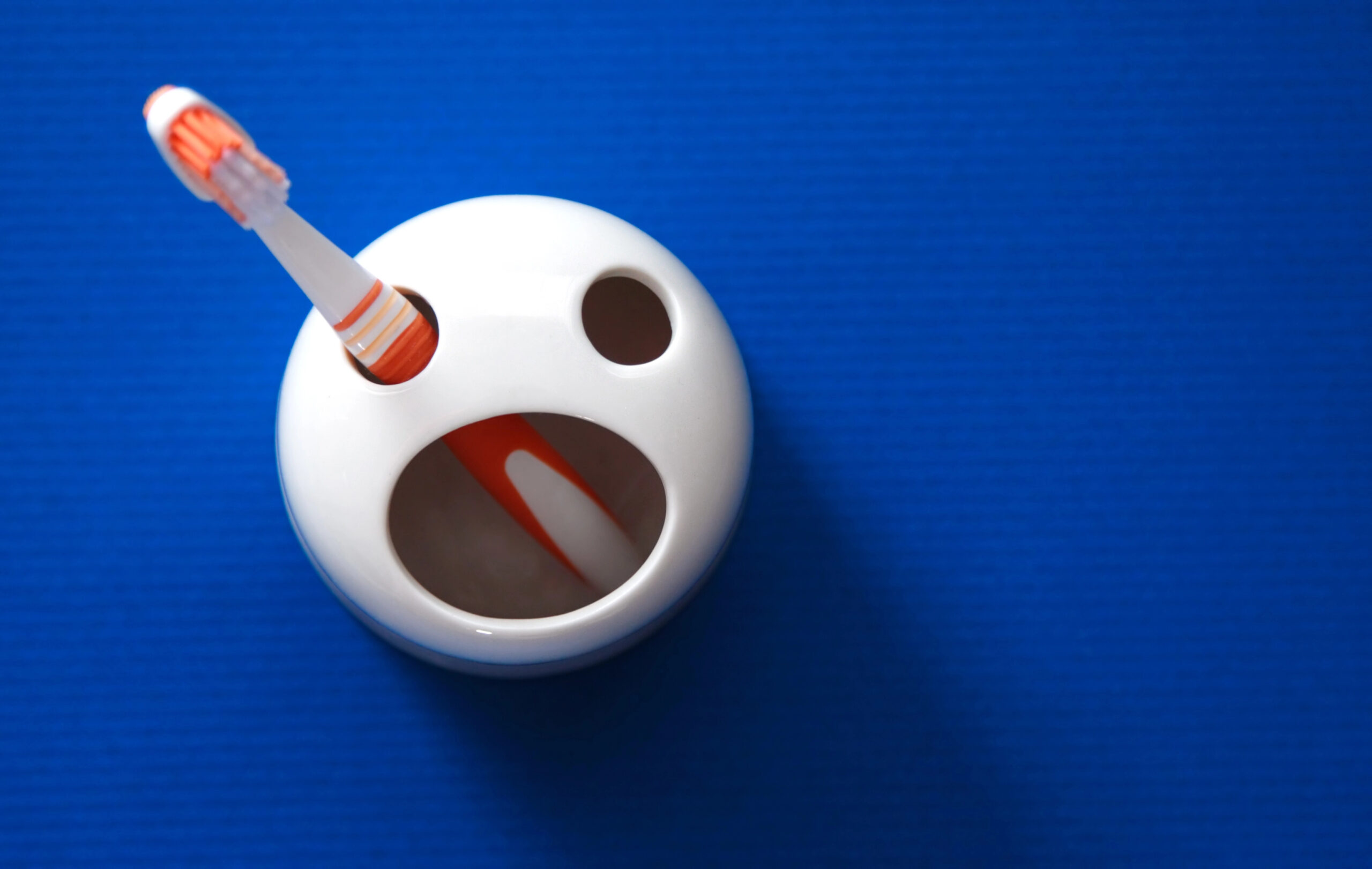 Toothbrush holder and toothbrush. 